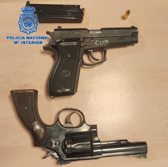 Les dues armes de foc amb munició i una arma blanca intervingudes per la Policia Nacional al sospitós de matar un home a Canovelles (Barcelona)