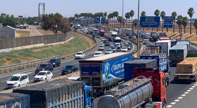 Archivo - Imagen de archivo de retenciones en los accesos a Sevilla 