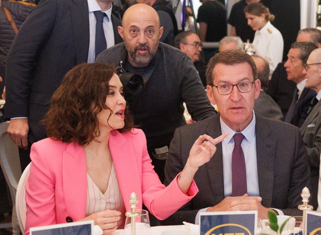 La presidenta de la Comunidad de Madrid, Isabel Díaz Ayuso y el líder del Partido Popular, Alberto Núñez Feijóo, durante un desayuno informativo de la tribuna Fórum Europa, en el Hotel Mandarin Oriental Ritz, a 10 de abril de 2023, en Madrid (España).