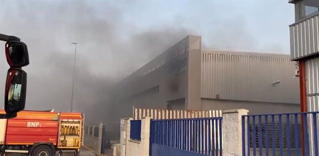 Los bomberos trabajan en el incendio declarado en una empresa química en el PIBO, en el término municipal de Bollullos de la Mitación.