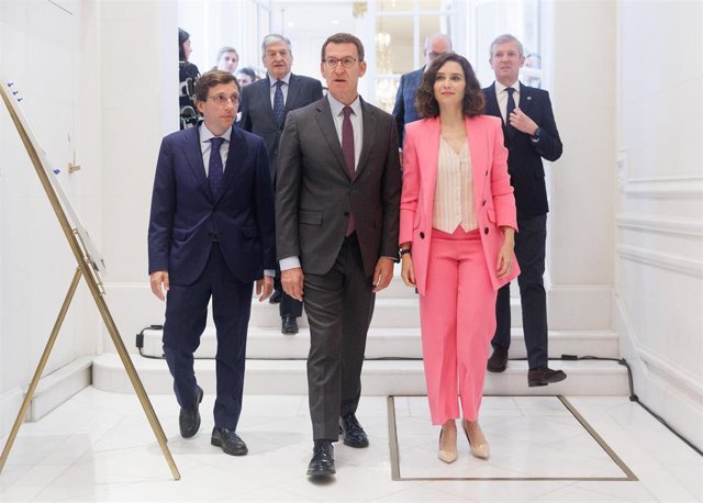 El alcalde de Madrid, José Luis Martínez-Almeida; el líder del PP , Alberto Núñez Feijóo y la presidenta de la Comunidad, Isabel Díaz Ayuso, a su llegada a un desayuno de la tribuna Fórum Europa, en el Hotel Mandarin Oriental Ritz, a 10 de abril de 2023