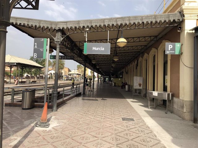 Archivo - Estación de tren en El Carmen, tren, Renfe, cercanías, AVE