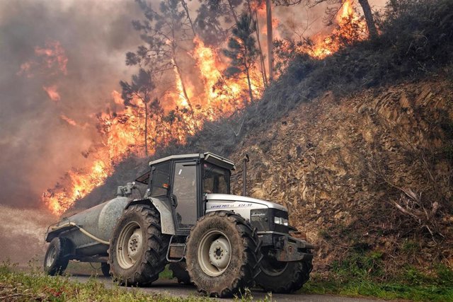 Un tractor en el incendio de los concejos de Valdes y Tineo, a 30 de marzo de 2023, en Asturias (España). La consejera de Presidencia del Gobierno asturiano, Rita Camblor, se ha referido este jueves a los numerosos incendios forestales que están activos e