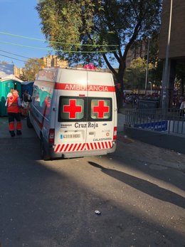 Archivo - Una ambulancia de Cruz Roja en el Bando de la Huerta