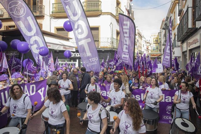 Archivo - Imagen de una manifestación del 8M de este 2023 por las calles de Sevilla.
