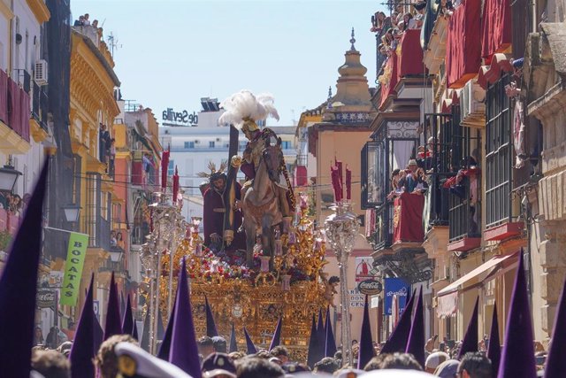 El Cristo de las Tres Caídas en la calle Pureza para entrar en  la Capilla de los Marineros, el 7 de abril de 2023.