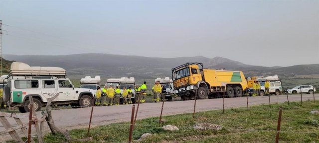 Relevo de medios que trabajan en el incendio forestal en un paraje de Tarifa (Cádiz)