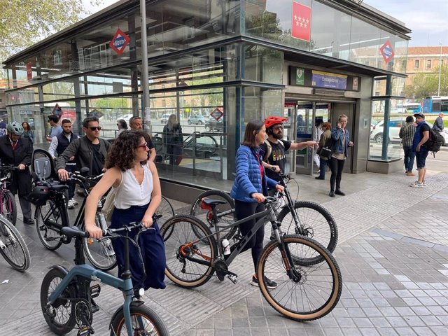 La candidata del PSOE al Ayuntamiento de Madrid, Reyes Maroto, y miembros de su lista para el 28M dan un paseo en bicicleta por Embajadores