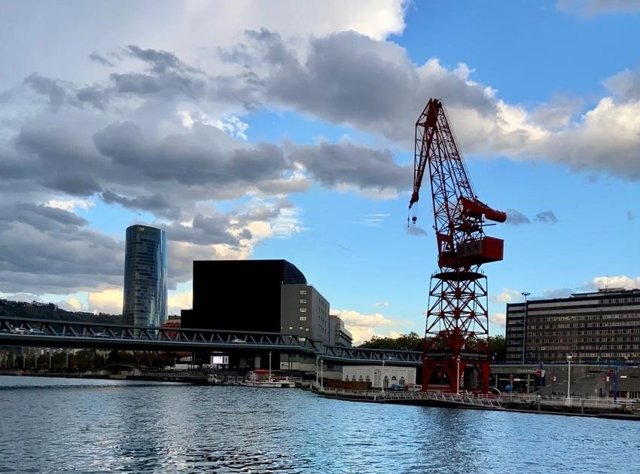 Nubes y claros junto a la ría de Bilbao