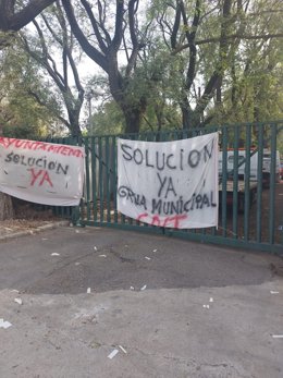Pancartas reivindicativas de la plantilla de la grúa municipal de Sevilla