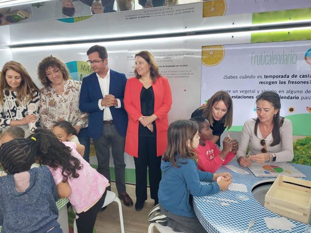 La consejera de Agricultura, Carmen Crespo, visita la Escuela Infantil 'Sol de Portocarrero' de El Ejido (Almería).