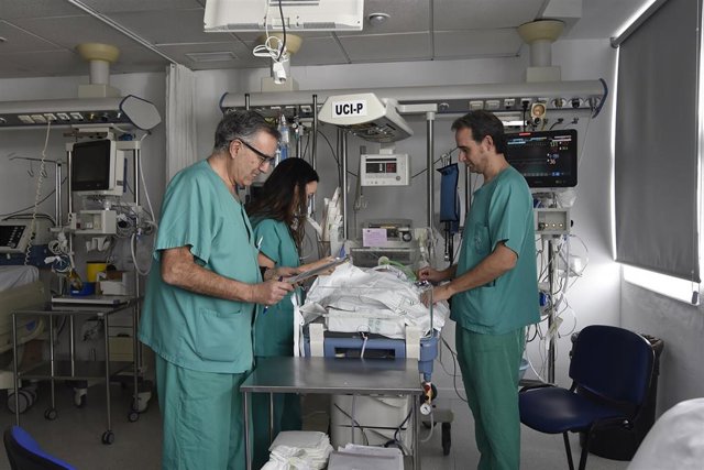 Archivo - Imagen de archivo de la UCI Pediátrica del Hospital Universitario Reina Sofía de Córdoba.