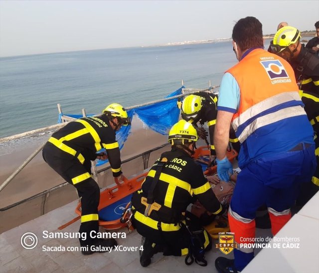 Efectivos de Bomberos rescatan a un trabajador en El Puerto tras sufrir un posible infarto cuando trabaja en un andamio