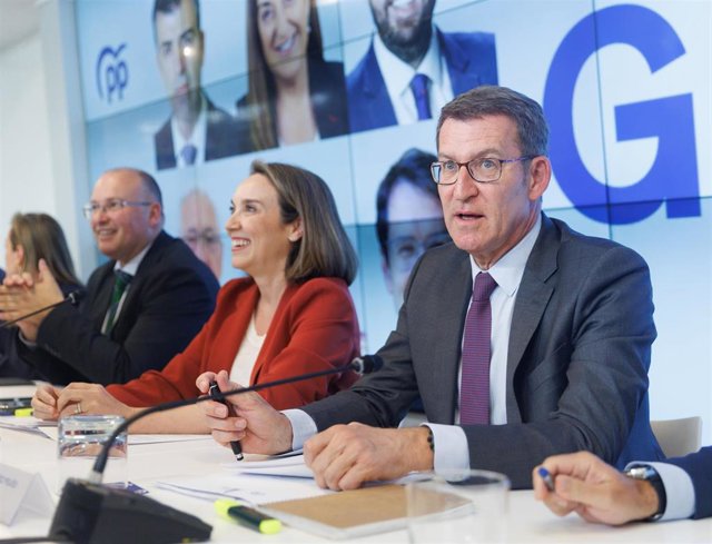 El presidente del Partido Popular, Alberto Núñez Feijóo (1d), y la secretaria general del Partido Popular, Cuca Gamarra (2d), durante la Junta Directiva Nacional del PP, a 10 de abril de 2023, en Madrid (España). Tras el parón de Semana Santa, los partido