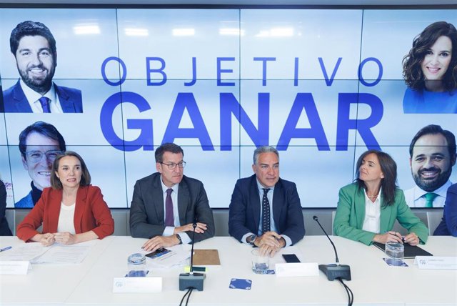 (I-D) El presidente del Partido Popular, Alberto Núñez Feijóo; la secretaria general del Partido Popular, Cuca Gamarra; el coordinador general del PP, Elías Bendodo, y la vicesecretaría de Políticas Sociales y Reto Demográfico, Carmen Funez, durante la Ju