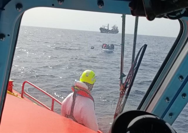 Rescate de una patera con 17 ocupantes a unas 40 millas de Cabo de Gata (Almería).