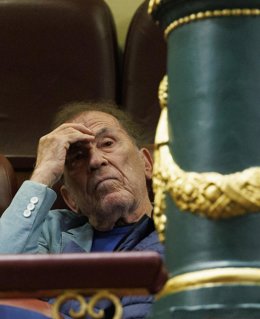 El escritor Fernando Sánchez Dragó durante un debate de la moción de censura, en el Congreso de los Diputados el pasado 21 de marzo.
