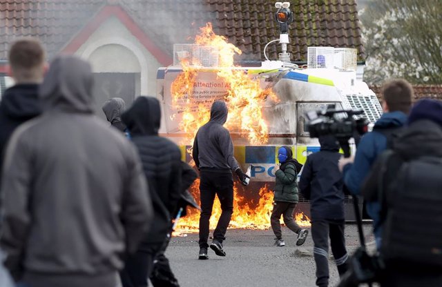 Ataque a un furgón de la Policía en Derry, Irlanda del Norte