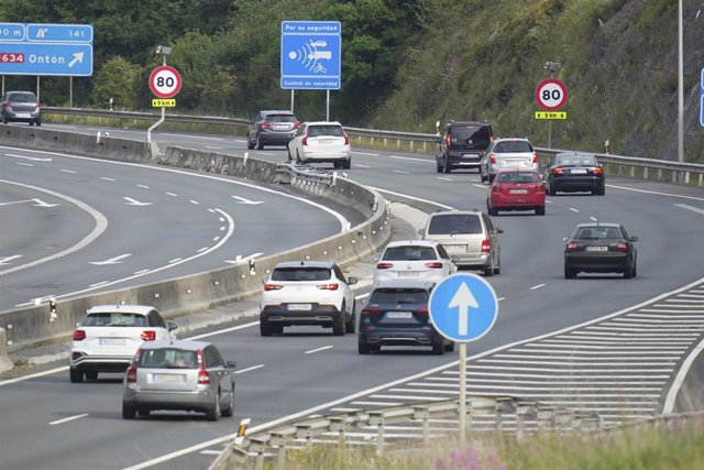 Archivo - Varios vehículos circulan por la autopista que separa Euskadi de Cantabria,