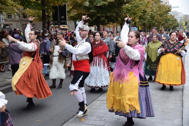 Archivo - Un grupo de jota actúa en la calle.