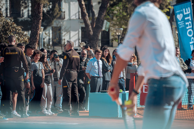El alcalde de Madrid, José Luis Martínez-Almeida y la concejala delegada de Deporte, Sofía Miranda, durante su visita a la pista de tenis de tierra batida que Mutua Madrid Open