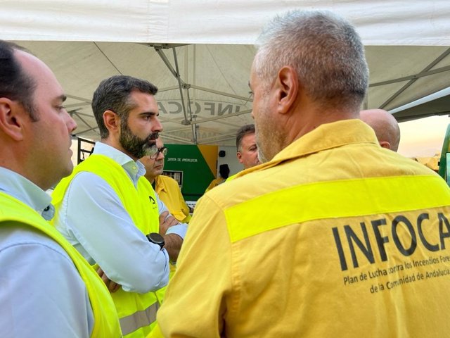 El consejero de Sostenibilidad, Medio Ambiente y Economía Azul, Ramón Fernández-Pacheco, junto a efectivos del Infoca.