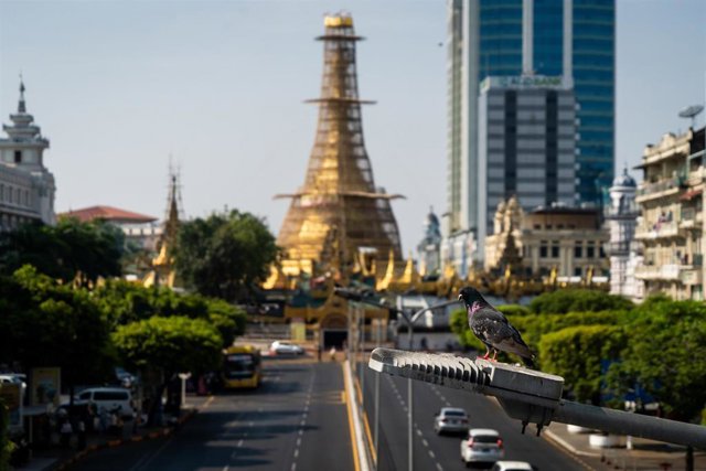 Vista de una calle en Rangún, Birmania