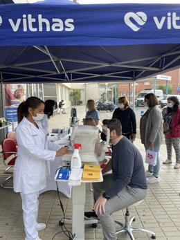 Trabajadora del Vithas toma la tensión ocular a un paciente en la conmemoración del Día Mundial de la Salud.