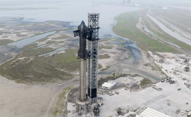 El vehículo Starship de SpaceX se encuentra completamente apilado en las instalaciones de Starbase de la compañía en el sur de Texas en abril de 2023, antes de un intento de vuelo de prueba orbital planificado.