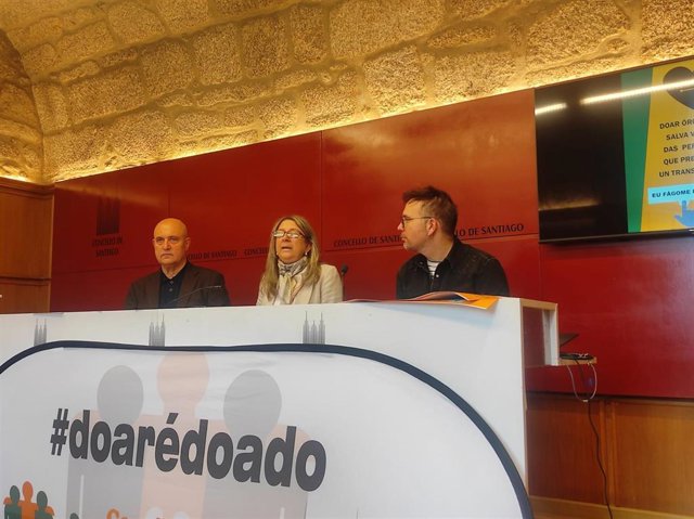 La concelleira de Políticas Sociais, Mila Castro; el vicepresidente y coordinador de ALCER Coruña, Alfredo Saborido; y el presidente de la SD Compostela, Carlos Gesto.