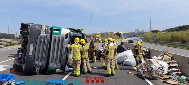 Imatge d'un camió bolcat a la C-31 a Palamós