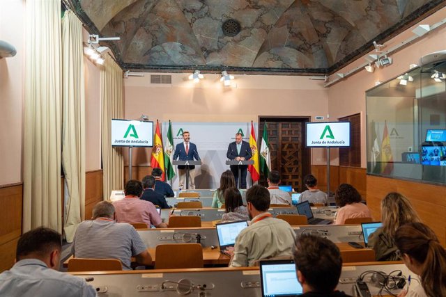 Vista general de la rueda de prensa posterior al Consejo de Gobierno andaluz en el Palacio de San Telmo, a 11 de abril de 2023 en Sevilla (Andalucía, España)