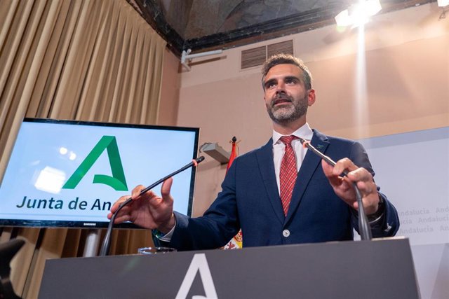 El consejero de Sostenibilidad, Medio Ambiente y Economía Azul y portavoz del Gobierno, Ramón Fernández Pacheco, en la rueda de prensa posterior al Consejo de Gobierno andaluz en el Palacio de San Telmo, a 11 de abril de 2023 en Sevilla (Andalucía, España