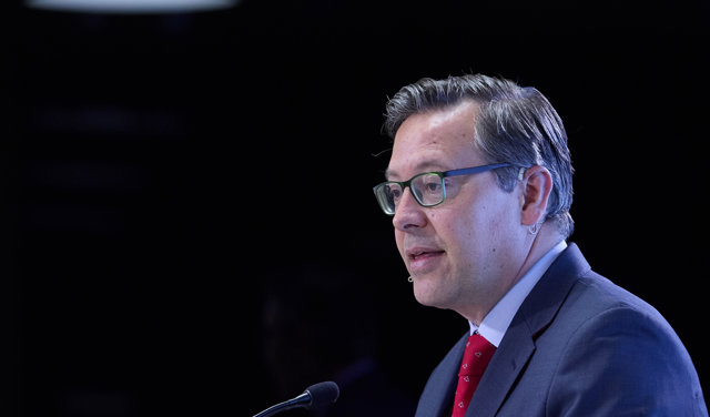 El secretario general del Partido Popular de Madrid, Alfonso Serrano, interviene durante un desayuno informativo de Europa Press, en el Auditorio ‘Meeting Place’, a 12 de abril de 2023, en Madrid (España).