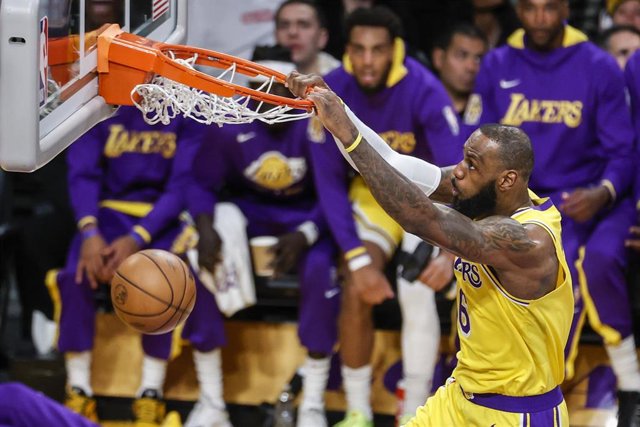  LeBron James (Los Angeles Lakers) anota ante Minnesota Timberwolves, durante el 'play-in' de la temporada 2022-2023. 
