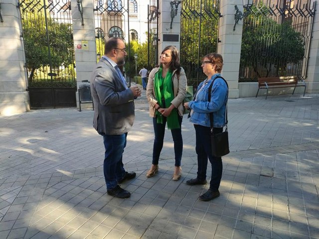 Francisco Puentedura, de IU Granada, en la imagen con la portavoz de Verdes Equo Andalucía, Mar González, y la representante de Más País Leticia García Panal