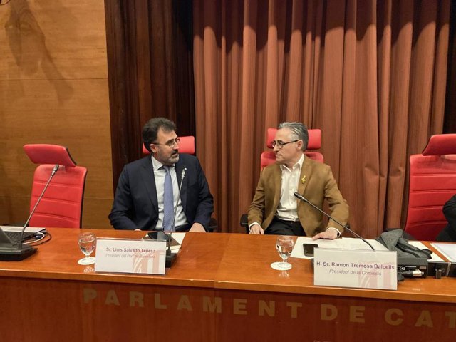 El presidente del Puerto de Barcelona, Lluís Salvadó, conversando con el presidente de la Comisión de Territorio del Parlament, Ramon Tremosa.