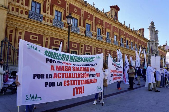 Manifestación del Sindicato Médico Andaluz (SMA) desde el Palacio de San Telmo