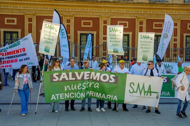 Imagen de la manifestación convocada por Sindicato Médico Andaluz ante el Palacio de San Telmo.