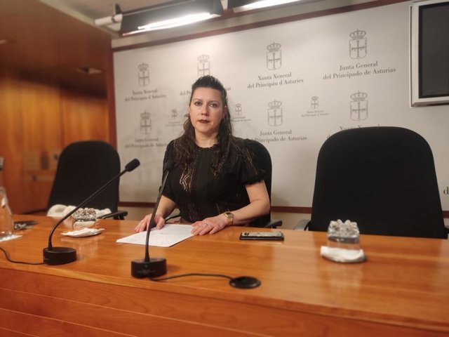 Archivo - La diputada Nuria Rodríguez en la sala de prensa de la Junta General.