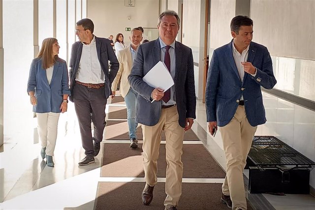 El secretario general del PSOE-A, Juan Espadas, acude a una rueda de prensa en el Parlamento andaluz.