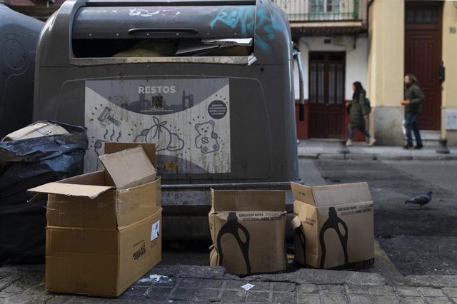 Archivo - Imagen de recurso de basura fuera de los contenedores. 