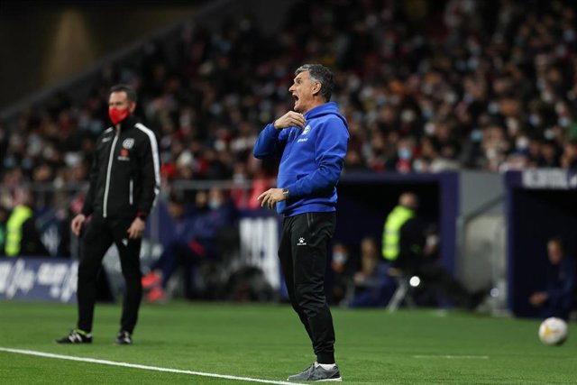 Archivo - Jose Luis Mendilibar, head coach of Alaves, gestures during the spanish league, La Liga Santander, football match played between Atletico de Madrid and Deportivo Alaves at Wanda Metropolitano stadium on april 02, 2022, in Madrid, Spain.