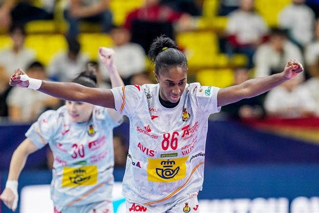 Las jugadoras de la selección femenina de balonmano celebran su pase al Mundial de 2023