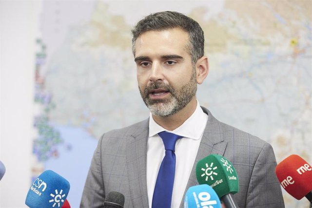 El consejero de Sostenibilidad, Medio Ambiente y Economía Azul de la Junta de Andalucía y portavoz del gobierno, Ramón Fernández-Pacheco, atiende a los medios en una foto de archivo.