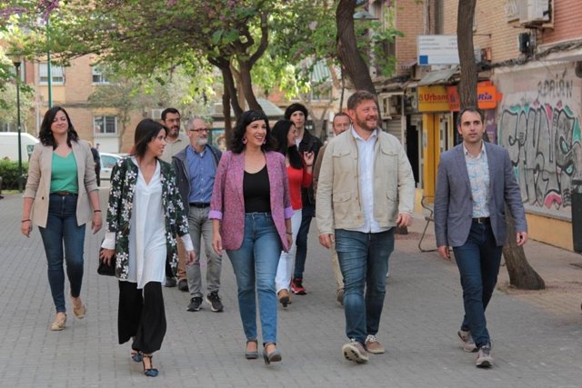 La secretaria general de Podemos Andalucía, Martina Velarde, y el coordinador de IU Andalucía, Toni Valero, ambos en los extremos de la imagen, este lunes en Málaga para anunciar su acuerdo en esta capital para las municipales.