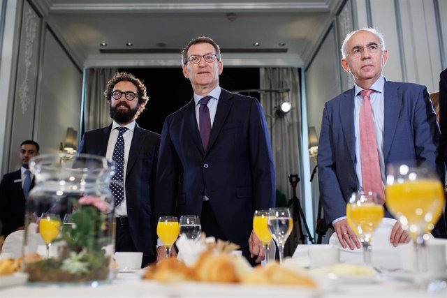 (I-D) El director del diario 'El Mundo', Joaquín Manso; el presidente del Partido Popular, Alberto Núñez Feijóo y el exdirector del diario 'El Mundo' Francisco Rosell, a su llegada un encuentro de 'El Mundo', en el Hotel Westin Palace, a 13 de abril de 20