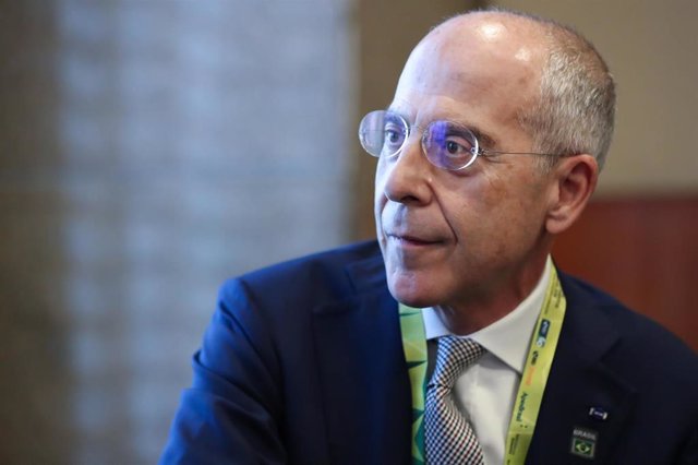 Archivo - HANDOUT - 10 October 2019, Brazil, Sao Paulo: Francesco Starace, CEO of the ENEL group in Italy, meets with Brazilian President Jair Bolsonaro (not pictured) during the opening ceremony of the Brazil Investment Forum. Photo: Marcos Corrêa/Presid