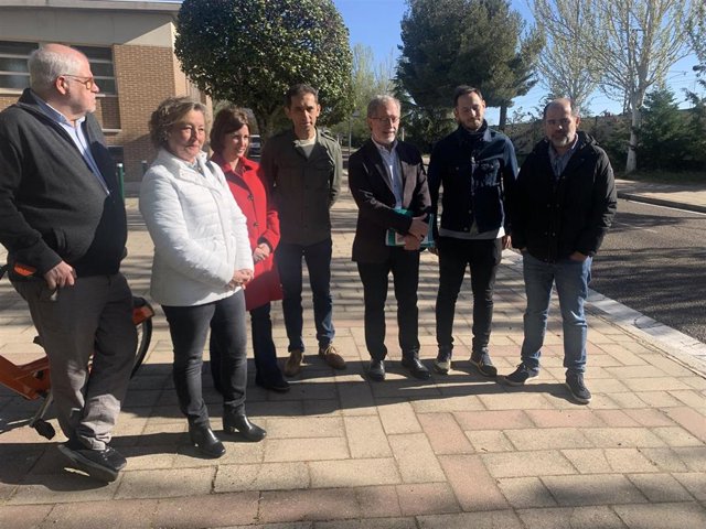 Representantes de la lista electoral de VTLP y de Comisiones Obreras en el paseo Lorenzo Arrazola, donde proponen la construcción de un apeadero para el corredor de cercanías.