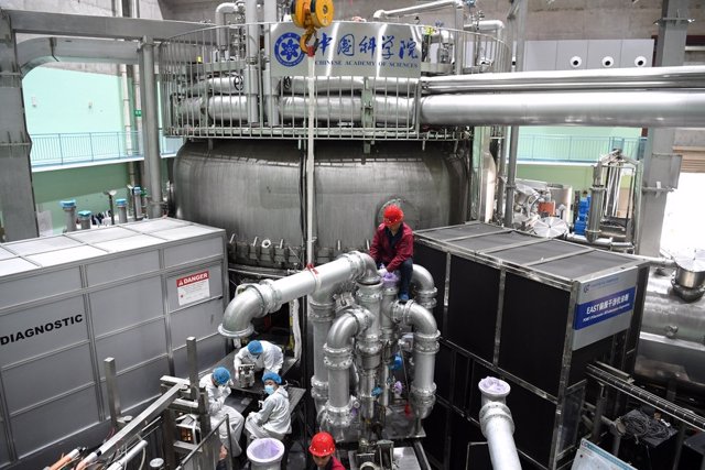 Los miembros del personal realizan una actualización del tokamak superconductor avanzado experimental (EAST) en los Institutos de Ciencias Físicas de Hefei.